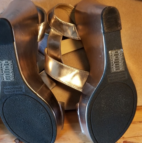 *SOLD* Metallic Sandals - Picture 3 of 3
